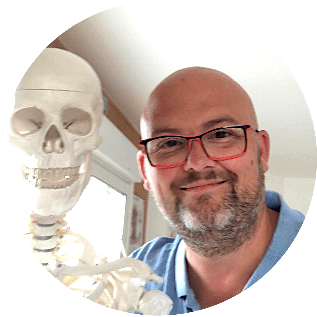 regis-narabutin-rebouteur-formateur-professionnel-experimente-avec-squelette Régis Narabutin Magnétiseur formateur expérimenté